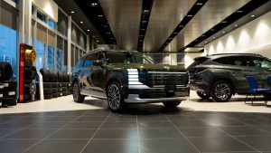2026 hyundai palisade hybrid in green sitting in showroom